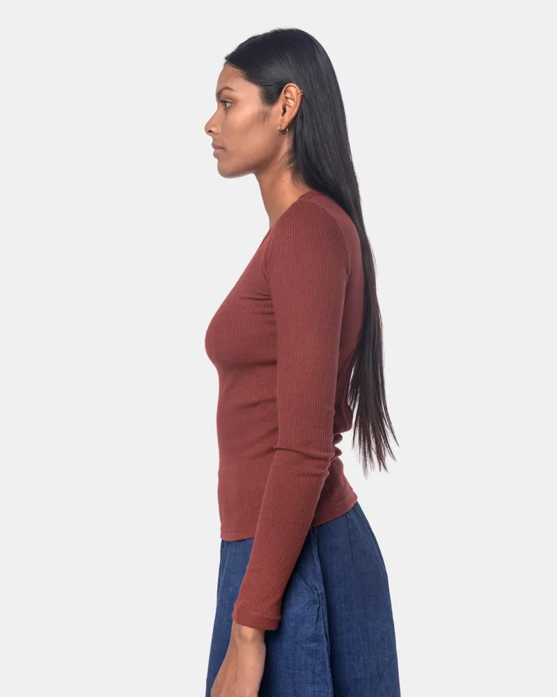 Long Sleeve Powder U-Neck Tee in Burgundy
