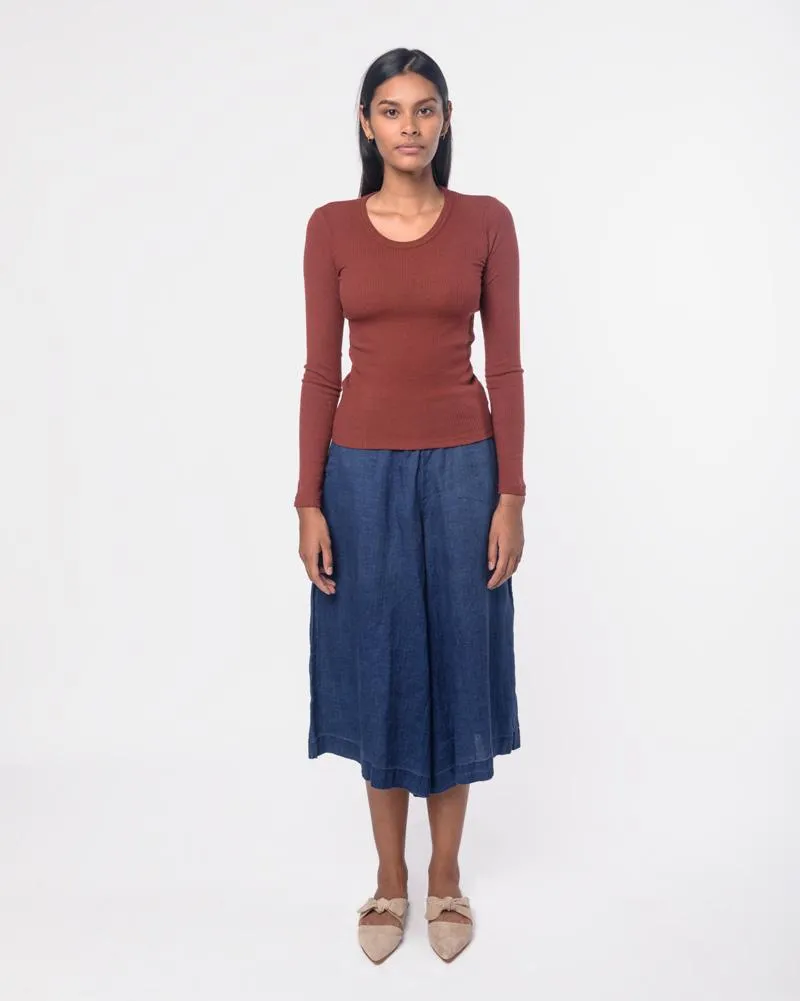 Long Sleeve Powder U-Neck Tee in Burgundy